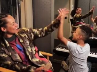 Alicia Keys zingt terwijl zoontje haar begeleidt op keyboard