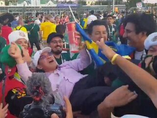 Dankbare Mexicanen dragen Zuid-Koreaanse voetbalfans op schouders