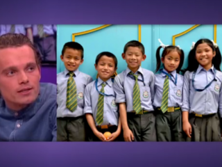 Mick (24) 'vader' van elf weeskinderen in Nepal