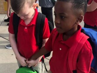 Jongen steunt bange klasgenoot met autisme op eerste schooldag