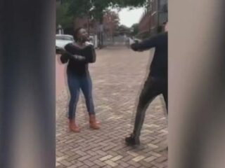 Donkere onderneemster bekogeld en uitgemaakt voor 'kankeraap'