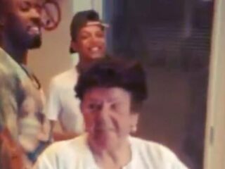 Moffenhoeren en Duitsers; Ronnie Flex en oma praten over Tweede Wereldoorlog