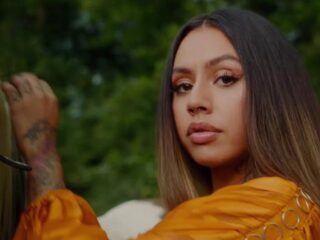 Tabitha straalt in clip van nieuwe solotrack 'Hallo Met Mij'