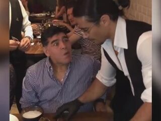 Voetballegende Maradona emotioneel door Salt Bae