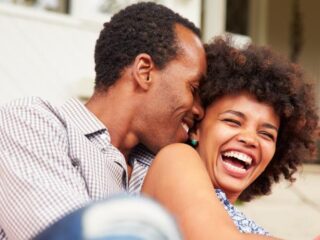 Vaginaal vocht gebruiken als parfum: trekt dat mannen aan?