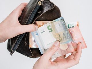 Eerlijke vinder brengt tas met 1000 euro cash naar politie, maakt eigenaren dolblij