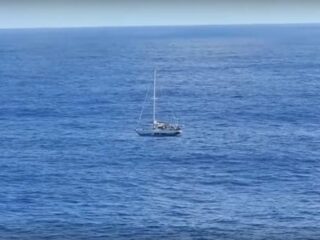 Stel drijft vijf maanden midden op Stille Oceaan met een kapotte boot
