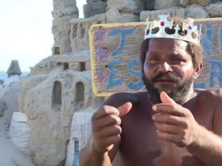 VIDEO: Deze koning woont in een zandkasteel