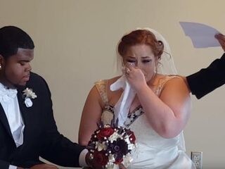 Emily's vader verrast zestien jaar na overlijden alsnog met emotionele woorden op haar trouwdag