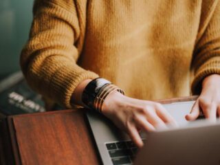 'Werkgever moet thuiswerker financieel compenseren'