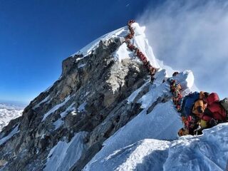 Levensgevaarlijke files op de Mount Everest: al 11 klimmers overleden