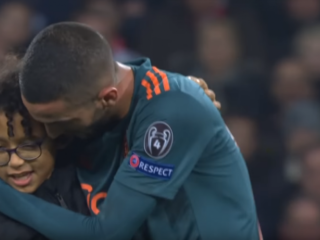 Ziyech sluit jonge fan in de armen: "Ik voel me vereerd"