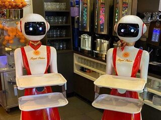 Leah werkt straks samen met twee robots in de bediening