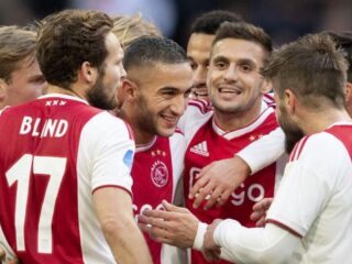 Ajax wint Klassieker na vroege rode kaart Feyenoord