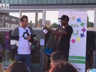 Jandino en Najib geven showkaarten weg aan inwoners Charlois