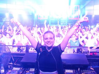 18-jarige DJ Sophie Francis staat op de grootste festivals ter wereld