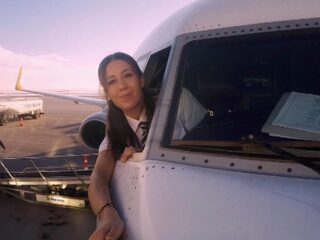 Piloot Eser deelt droomleven met jaloersmakende foto's op Instagram