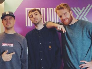 Prins Ares op bezoek en bellen met SirOJ bij Sunday Service