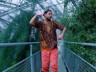 Bokoesam doet alles Solo in nieuwe videoclip