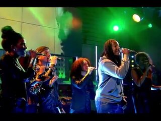 Jonna Fraser treedt op met gospel koor bij DWDD