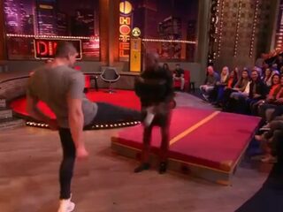 Rico Verhoeven trapt Jandino tegen de vlakte