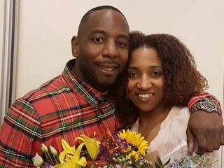 Winne verrast jarige Dulci met bloemen tijdens Broederliefde-concert