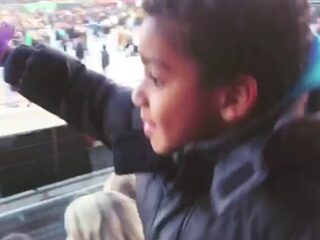 Video: enthousiast zoontje van Rotjoch ziet vader voor het eerst on stage