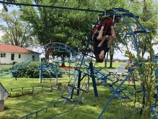 Opa bouwt sicke achtbaan in achtertuin