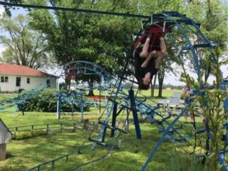 Opa bouwt sicke achtbaan in achtertuin