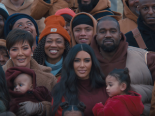 Kanye West verzamelt de hele familie voor 'Closed On Sunday'-video