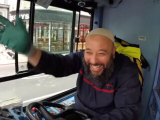 Dit is Ahmed, de vriendelijkste buschauffeur van Londen