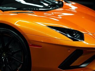 Man geeft miljoenen aan coronahulp uit in luxe