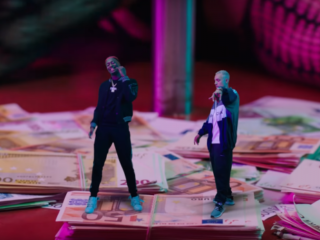 Dopebwoy en Bizzey zijn gekrompen en zitten tussen strippers in video van 'Salaris'