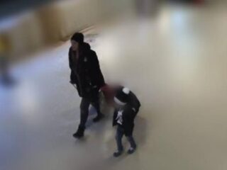 Vrouw laat kind alleen achter op Amsterdam Centraal