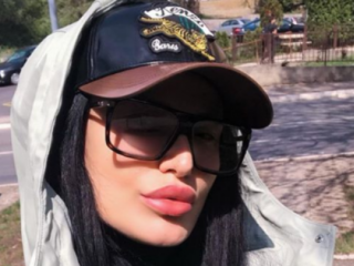 Servische popster vindt vergelijking met Kim Kardashian beledigend: Ik ben veel mooier