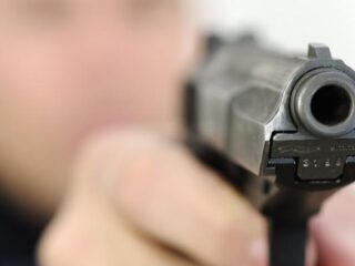 Rotterdamse dieven bedreigen jongen (20) uur lang met vuurwapen