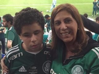 Moeder speelt commentator voor blinde zoon in voetbalstadion