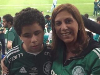 Moeder speelt commentator voor blinde zoon in voetbalstadion