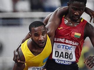 Hardloper Dabo helpt Arubaanse tegenstander Busby over finishlijn