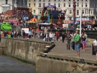 Ex-burgemeester laat zijn zieke vrouw in de steek voor 44 jaar jongere vriendin