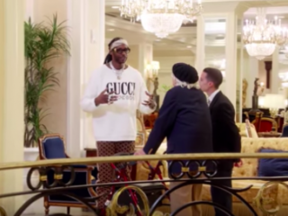 2 Chainz bezoekt bejaardentehuis voor steenrijke oudjes