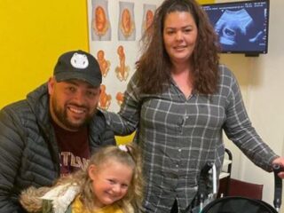 Qucee krijgt derde kindje: "Het was een tweeling, maar eentje is overleden"