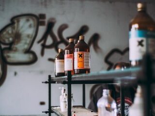 Meisje vergiftigt docente met schoonmaakmiddel