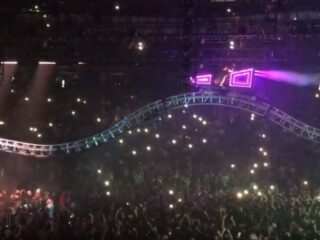 Kylie maakt achtbaanritje op het podium bij boyfriend Travis Scott