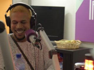 Bokoesam vloekt in de kerk bij Sunday Service