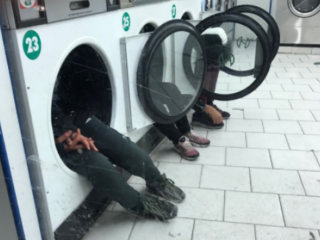 Schokkende foto: Parijse straatkinderen zoeken warmte in droger