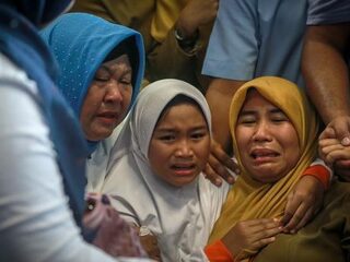 Vliegtuig met 189 inzittenden gecrasht in zee bij Indonesië