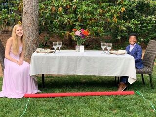 Zevenjarig jongetje geeft mini-schoolbal voor babysitter in achtertuin