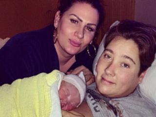 Transgenderstel Rosanna en Louise ouders geworden van zoontje