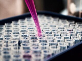 Instagram en Twitter verwijderen complottheorievideo's over corona